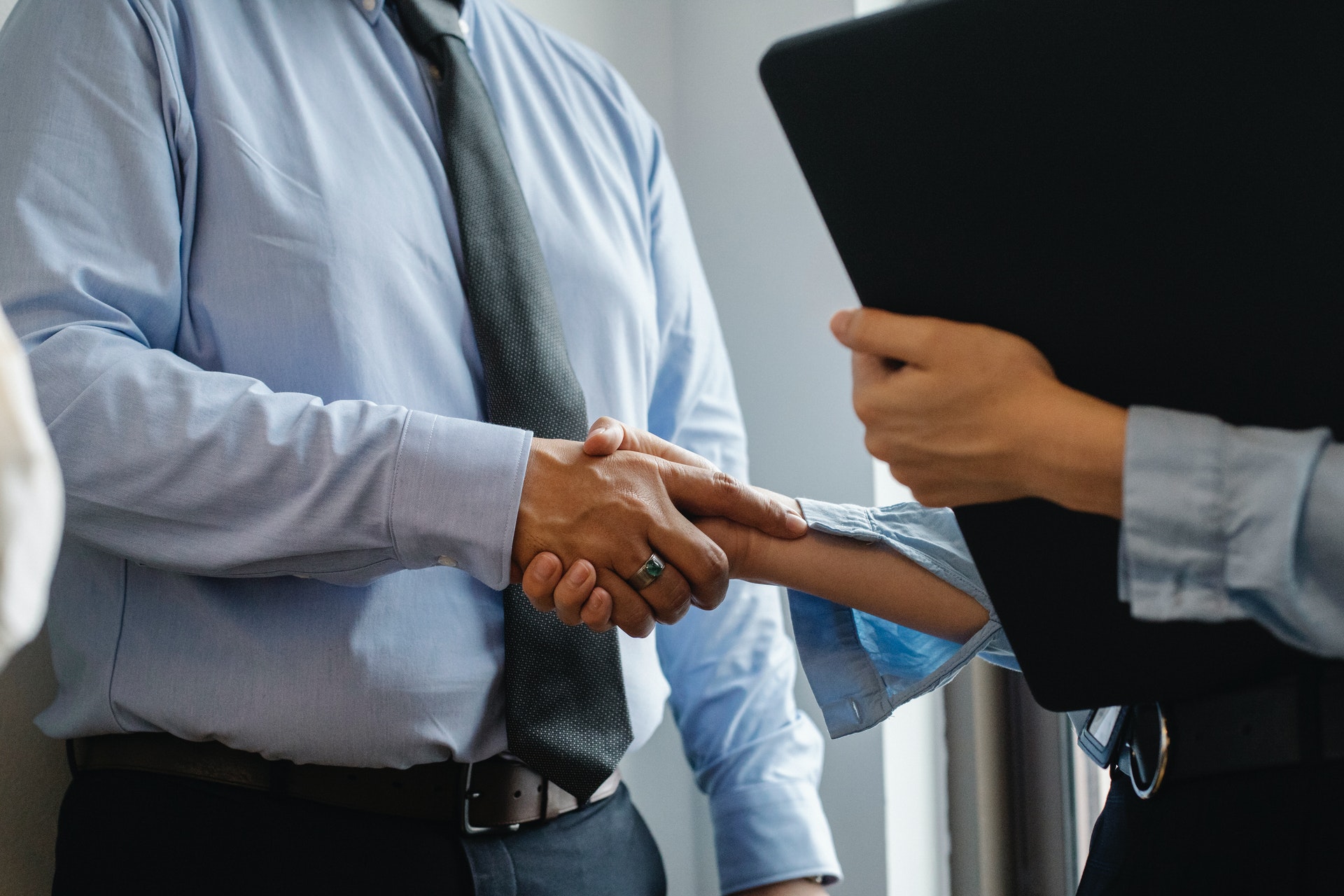 2 people shaking hands